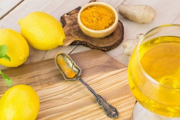 शक्ति बढ़ाने के लिए नींबू, अदरक और हल्दी के साथ पियें