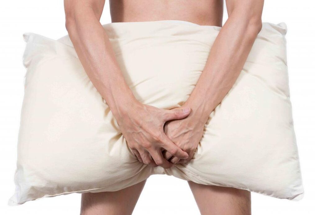 पुरुष शक्ति बढ़ाने के लिए व्यायाम कर रहा है